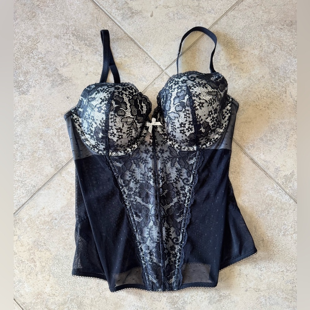Victoria Secret
Black lace corset top print cups and cross detail. Size: 36C
